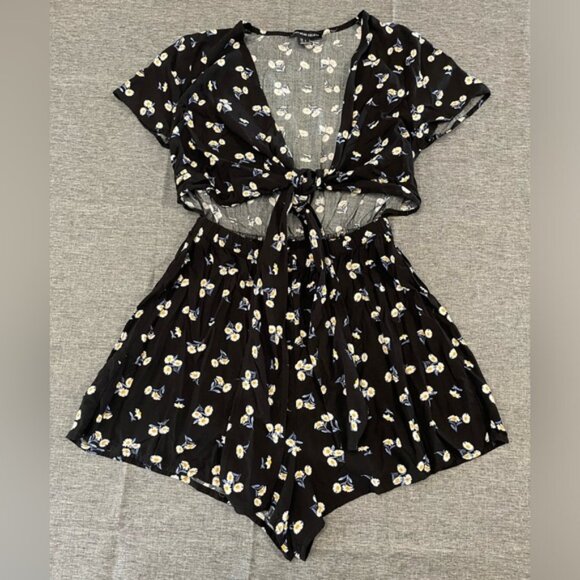 ️Last SWS Cutout Romper - Picture 1 of 6